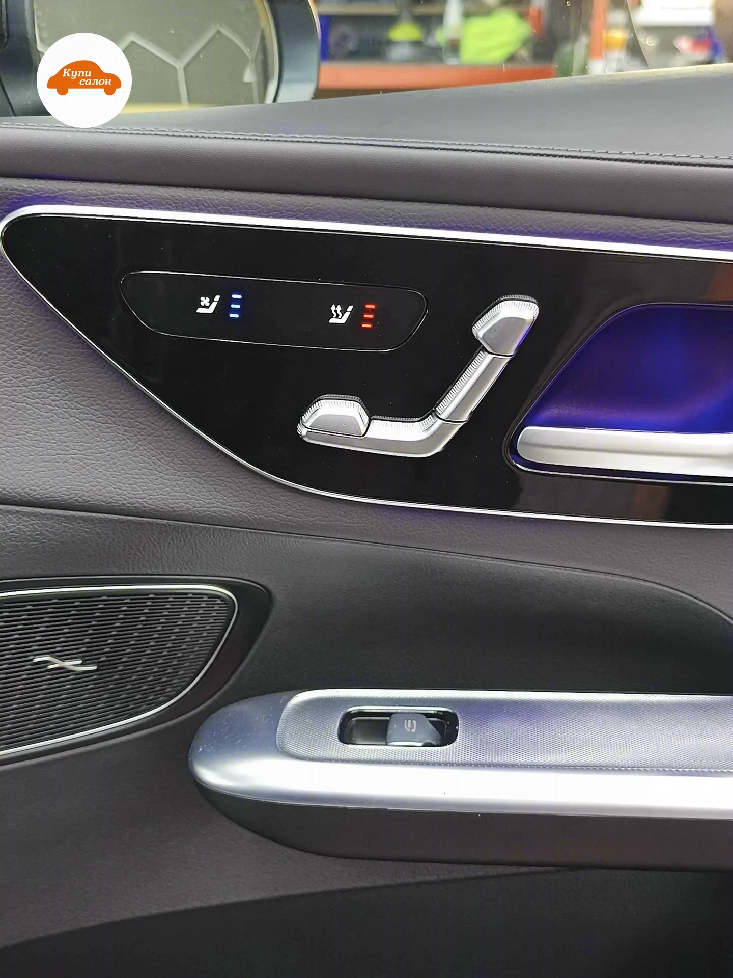 Иллюстрация: Штатная сенсорная панель Mercedes: иконки подогрева и вентиляции сиденья горят одновременно рядом с заводской клавишей регулировки кресла